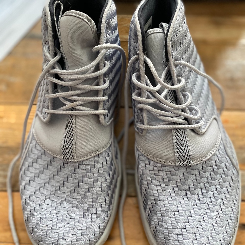 Light grey Jordan high tops, woven detail, 7.5